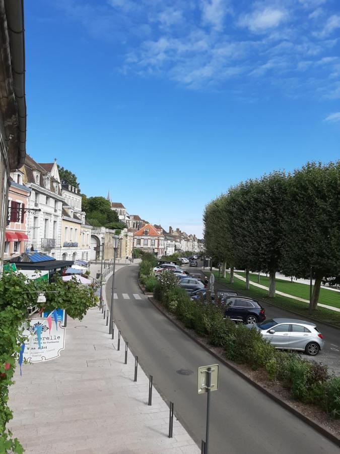 Et Au Pied Coule Une Riviere, Situation Et Vue Ideales 欧塞尔 外观 照片