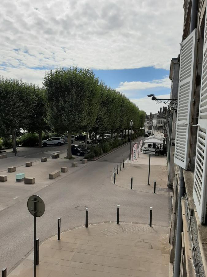 Et Au Pied Coule Une Riviere, Situation Et Vue Ideales 欧塞尔 外观 照片